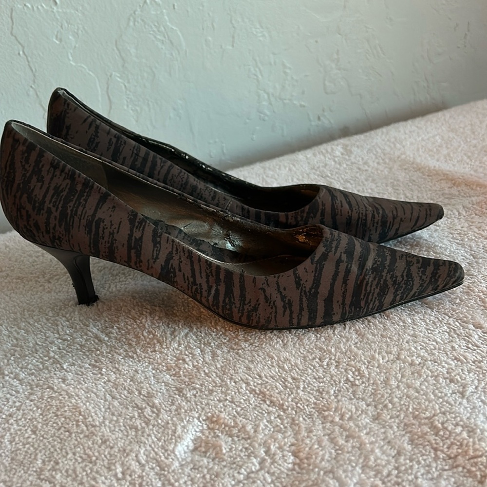 Black and Brown leopard stripes, short heal, pointy-toe pump. Gently work.